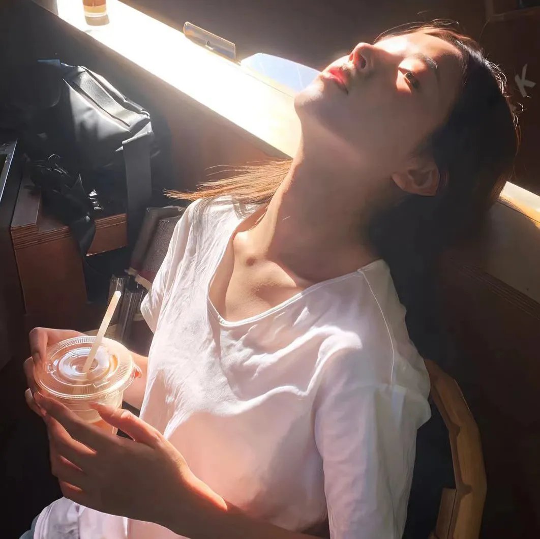 照片中的女孩